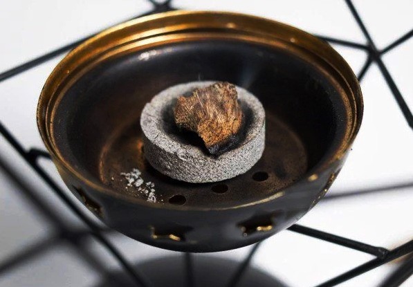 Đột trầm hương bằng than hoạt tính
